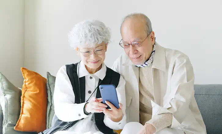 スマホを見る高齢夫婦