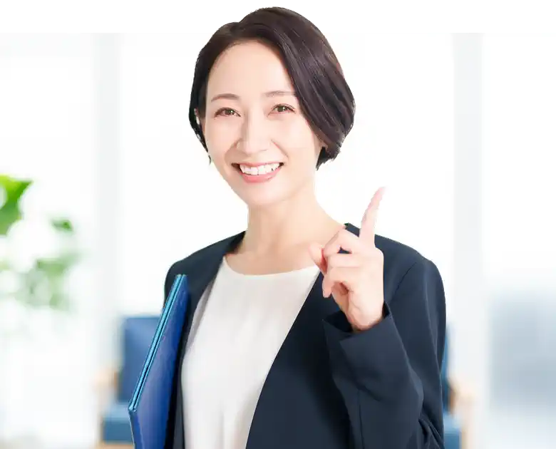 人差し指を立てるビジネスウーマン