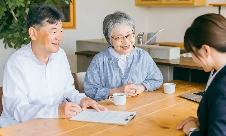 スマホを見る高齢夫婦