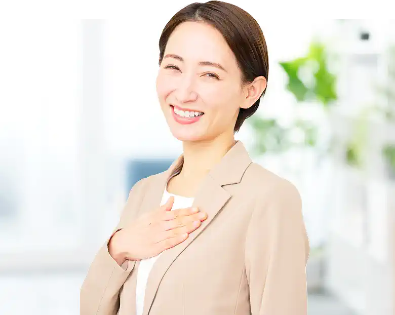 胸に手を当てるビジネスウーマン