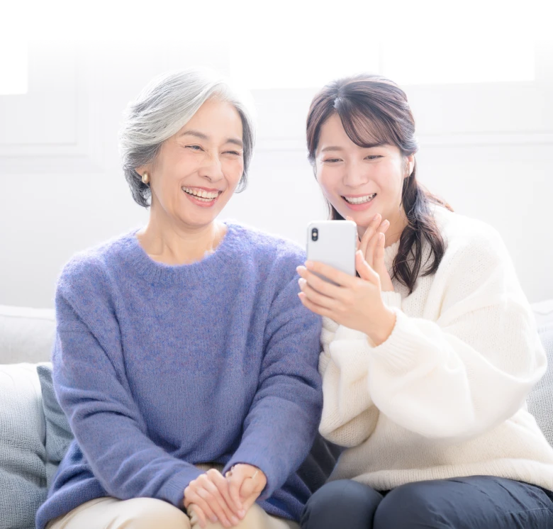 スマートフォンを操作する高齢女性